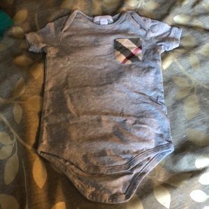 Burberry short sleeve onesie - gray - 9 months